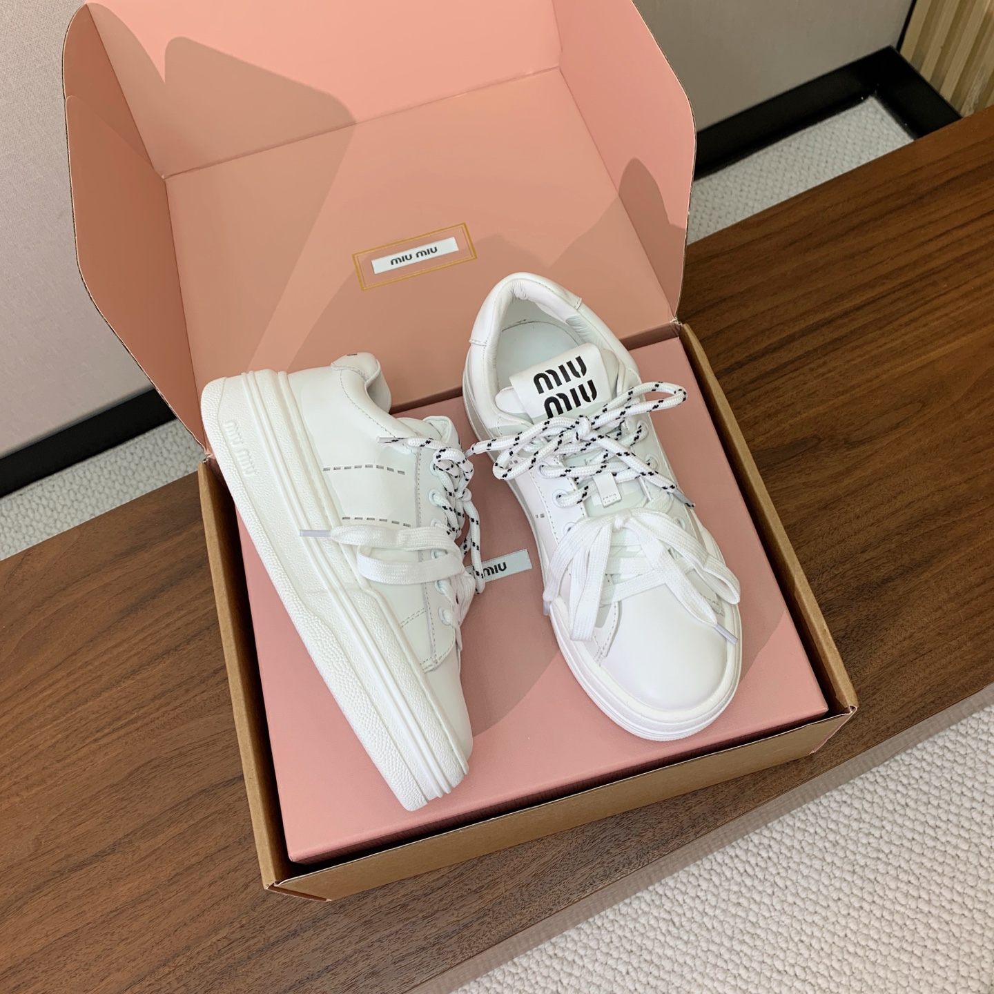 【Miu M*u】高版本厚底小白鞋。纯白鞋身搭配多彩后跟拼接，校园通勤、逛街约会、短途出游都适配，轻松打造元气少女穿搭。