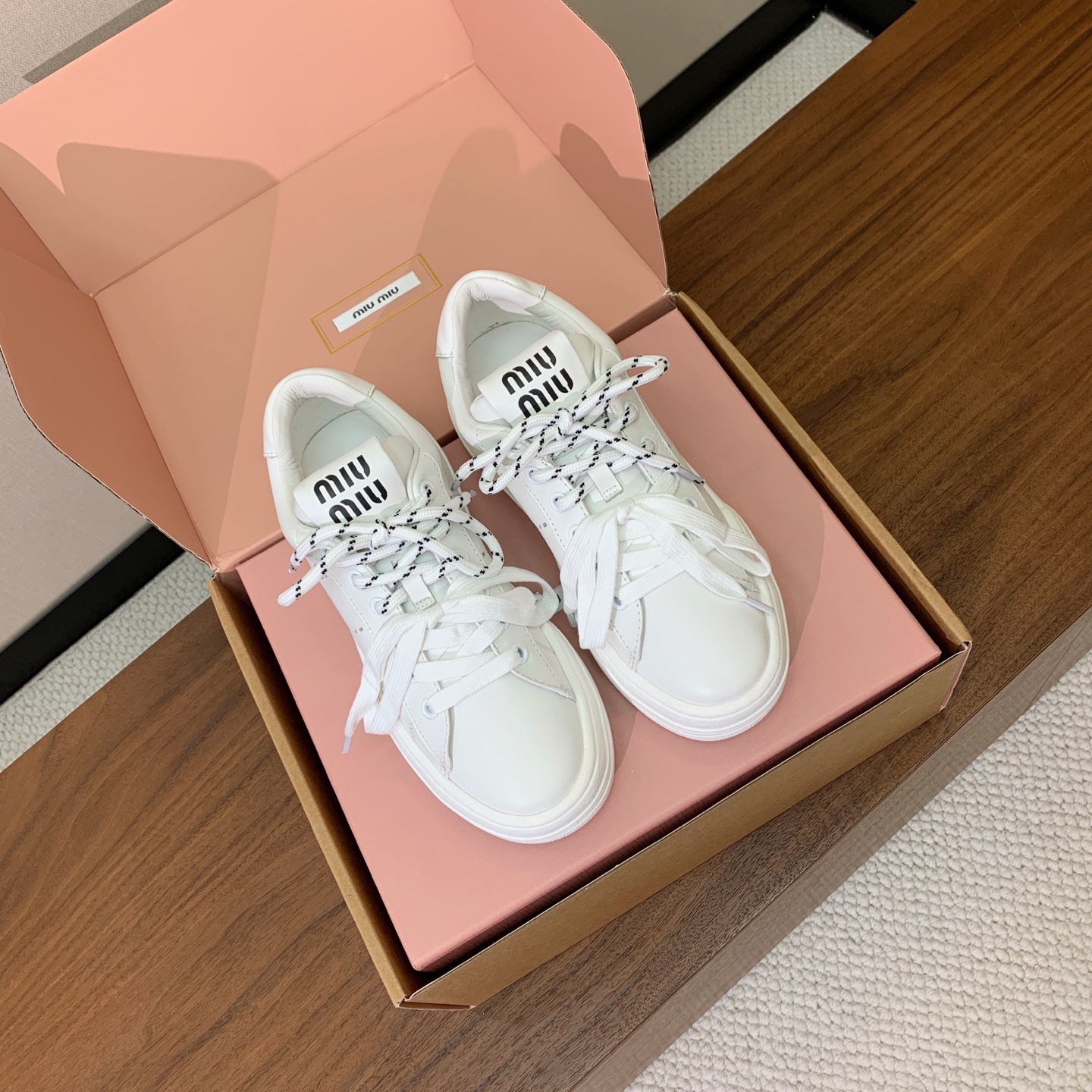 【Miu M*u】高版本厚底小白鞋。纯白鞋身搭配多彩后跟拼接，校园通勤、逛街约会、短途出游都适配，轻松打造元气少女穿搭。