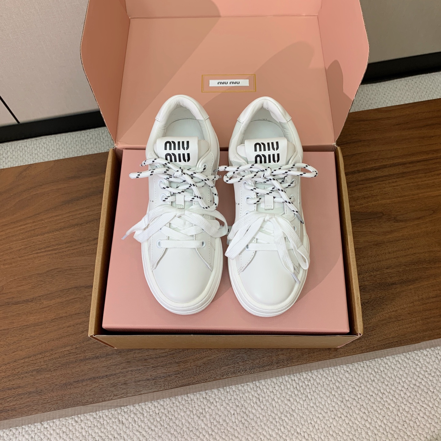 【Miu M*u】高版本厚底小白鞋。纯白鞋身搭配多彩后跟拼接，校园通勤、逛街约会、短途出游都适配，轻松打造元气少女穿搭。