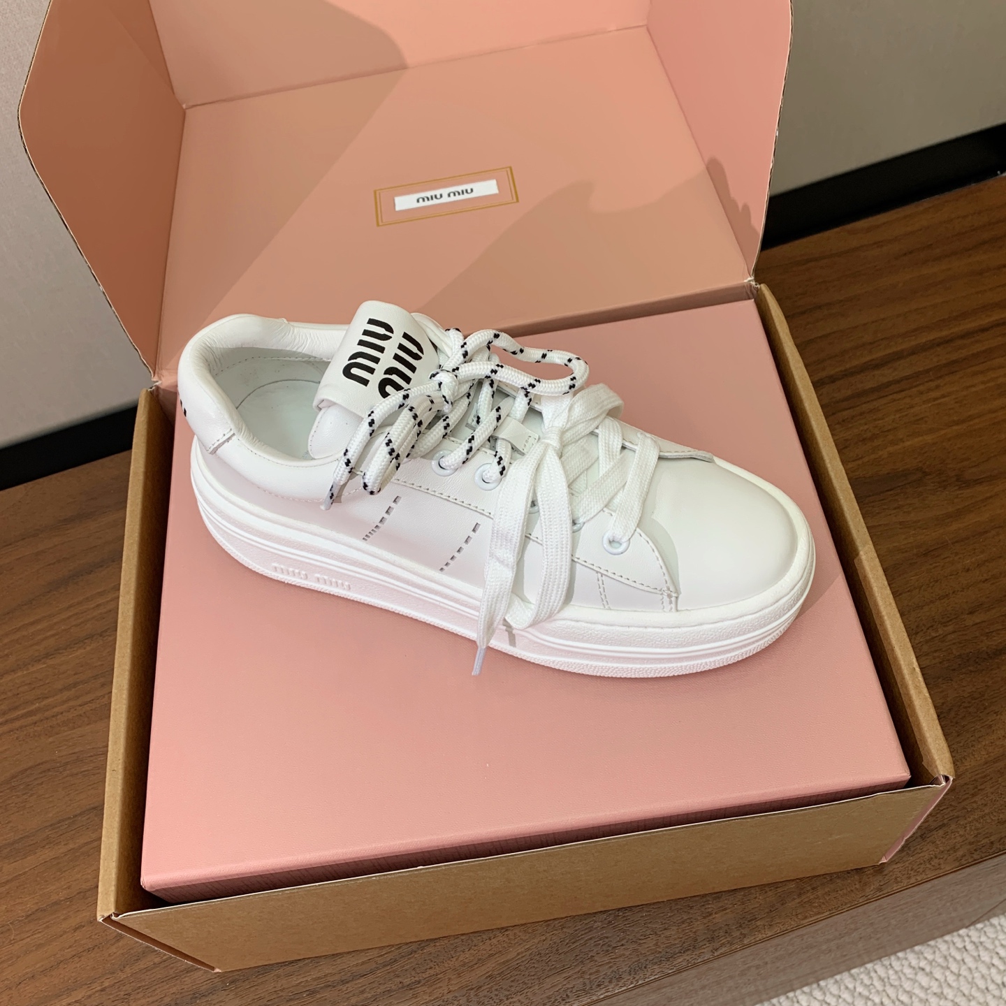 【Miu M*u】高版本厚底小白鞋。纯白鞋身搭配多彩后跟拼接，校园通勤、逛街约会、短途出游都适配，轻松打造元气少女穿搭。