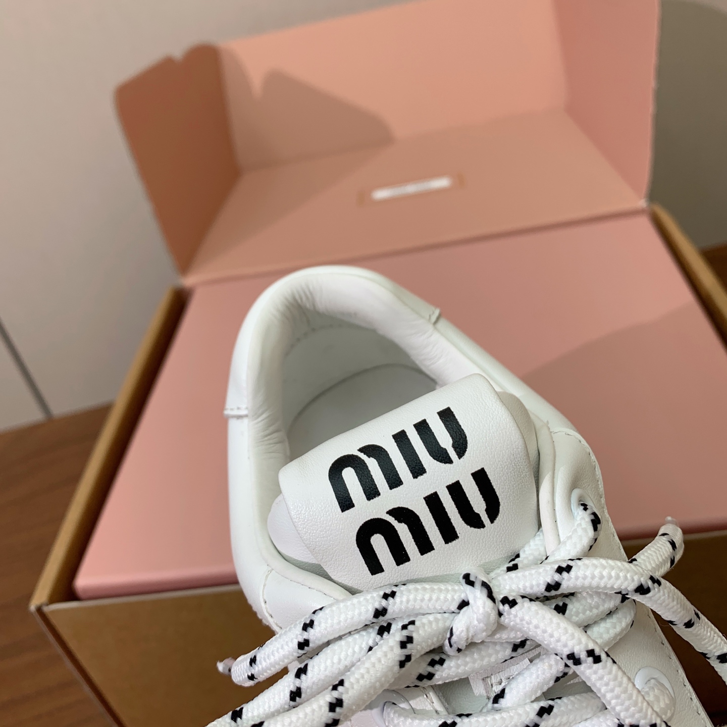 【Miu M*u】高版本厚底小白鞋。纯白鞋身搭配多彩后跟拼接，校园通勤、逛街约会、短途出游都适配，轻松打造元气少女穿搭。
