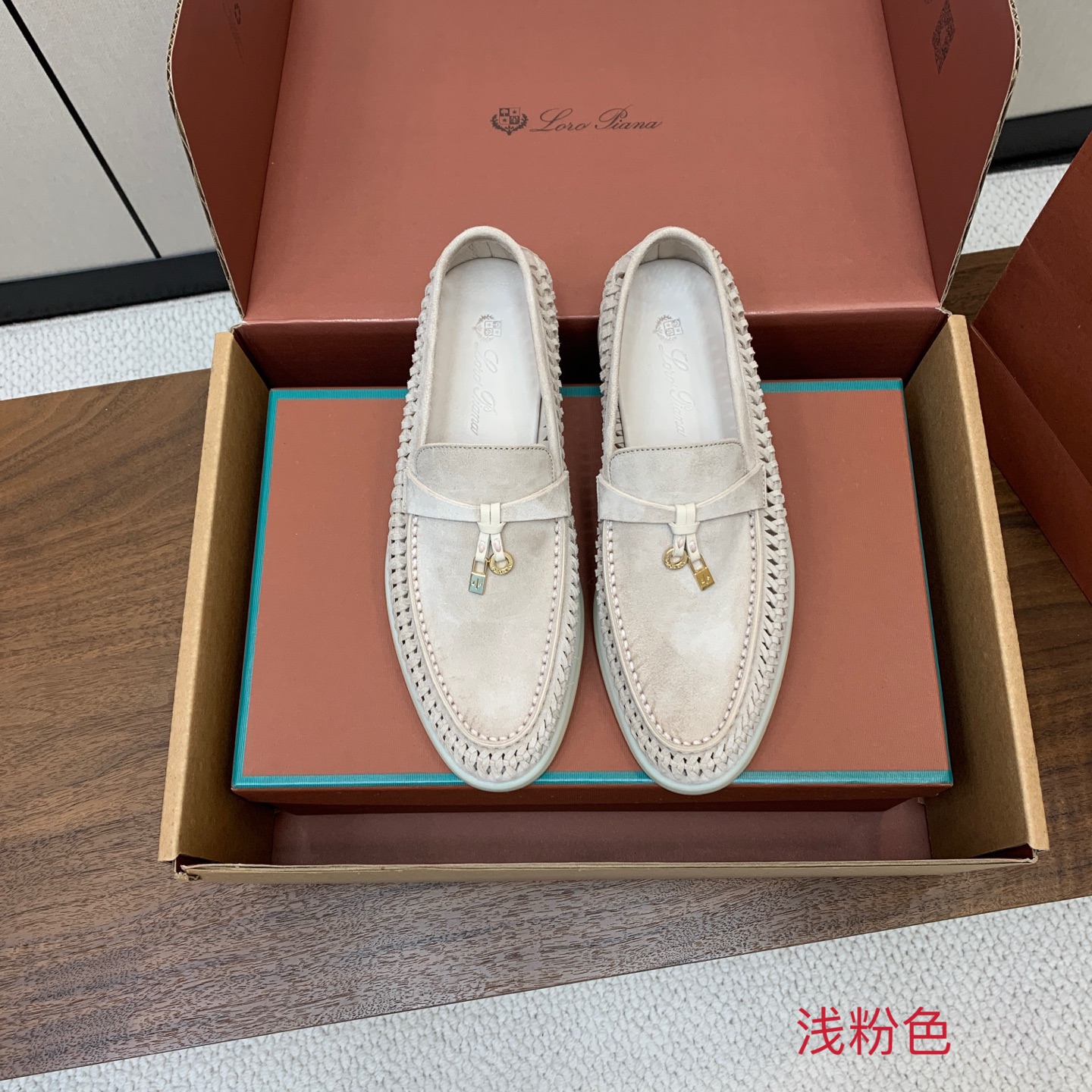 【Loro Piana】顶级版编织乐福鞋，原版一比一。品牌低调奢华柔软一贯纯色简约的设计风格。皮质柔软舒适度极高 材质：