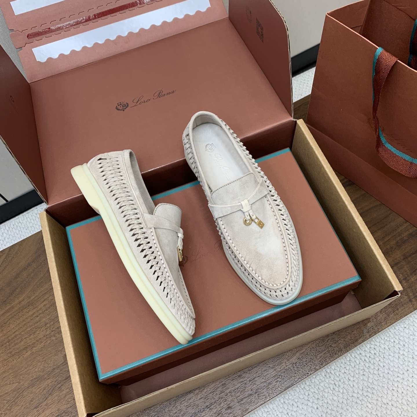 【Loro Piana】顶级版编织乐福鞋,原版一比一。品牌低调奢华柔软一贯纯色简约的设计风格。皮质柔软舒适度极高 材质: 【Loro Piana】顶级版编织乐福鞋,原版一比一。品牌低调奢华柔软一贯纯色简约的设计风格。皮质柔软舒适度极高 材质: