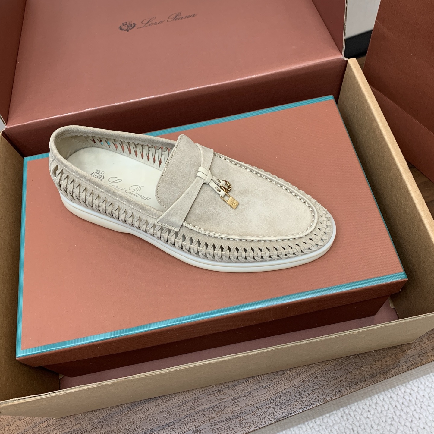 【Loro Piana】顶级版编织乐福鞋,原版一比一。品牌低调奢华柔软一贯纯色简约的设计风格。皮质柔软舒适度极高 材质: 【Loro Piana】顶级版编织乐福鞋,原版一比一。品牌低调奢华柔软一贯纯色简约的设计风格。皮质柔软舒适度极高 材质: