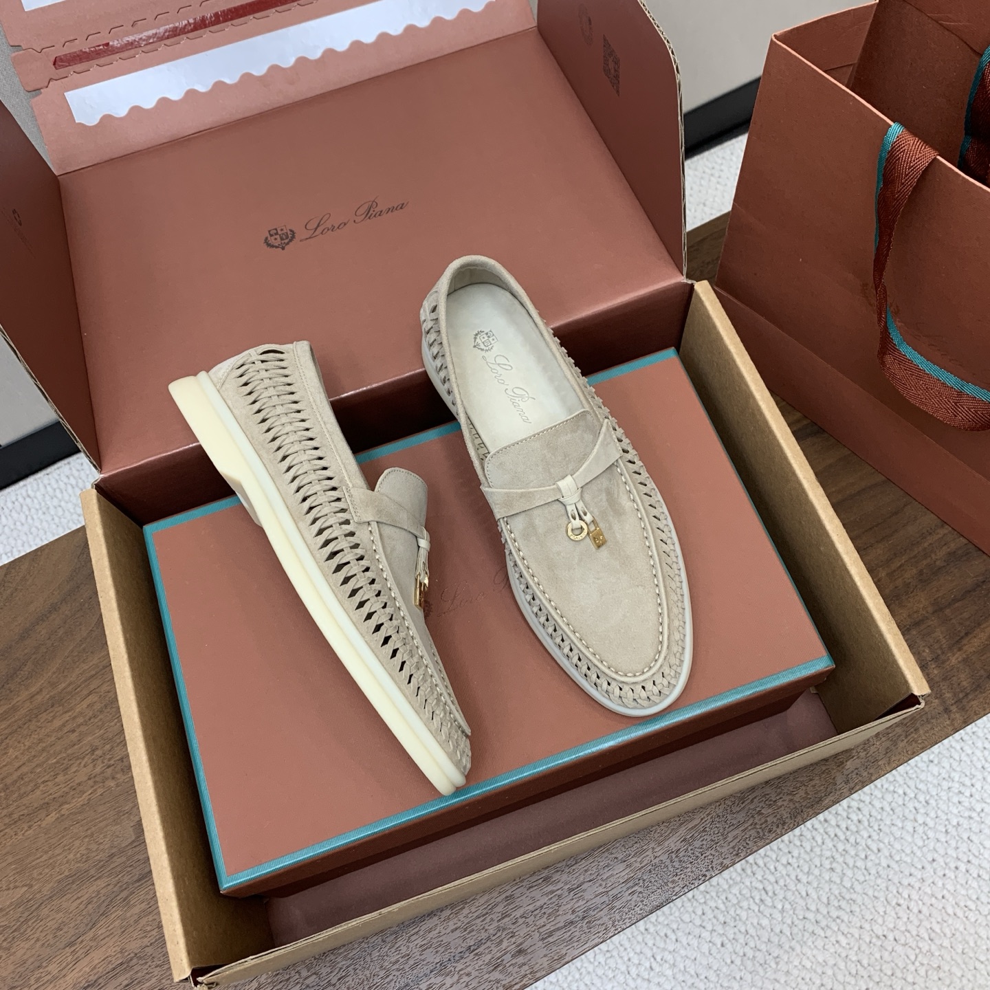 【Loro Piana】顶级版编织乐福鞋,原版一比一。品牌低调奢华柔软一贯纯色简约的设计风格。皮质柔软舒适度极高 材质: 【Loro Piana】顶级版编织乐福鞋,原版一比一。品牌低调奢华柔软一贯纯色简约的设计风格。皮质柔软舒适度极高 材质: