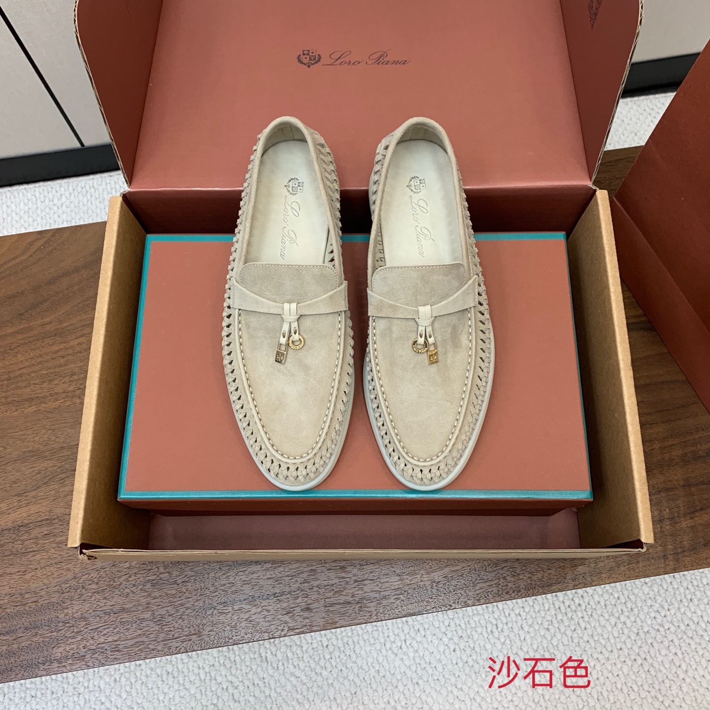【Loro Piana】顶级版编织乐福鞋，原版一比一。品牌低调奢华柔软一贯纯色简约的设计风格。皮质柔软舒适度极高 材质：