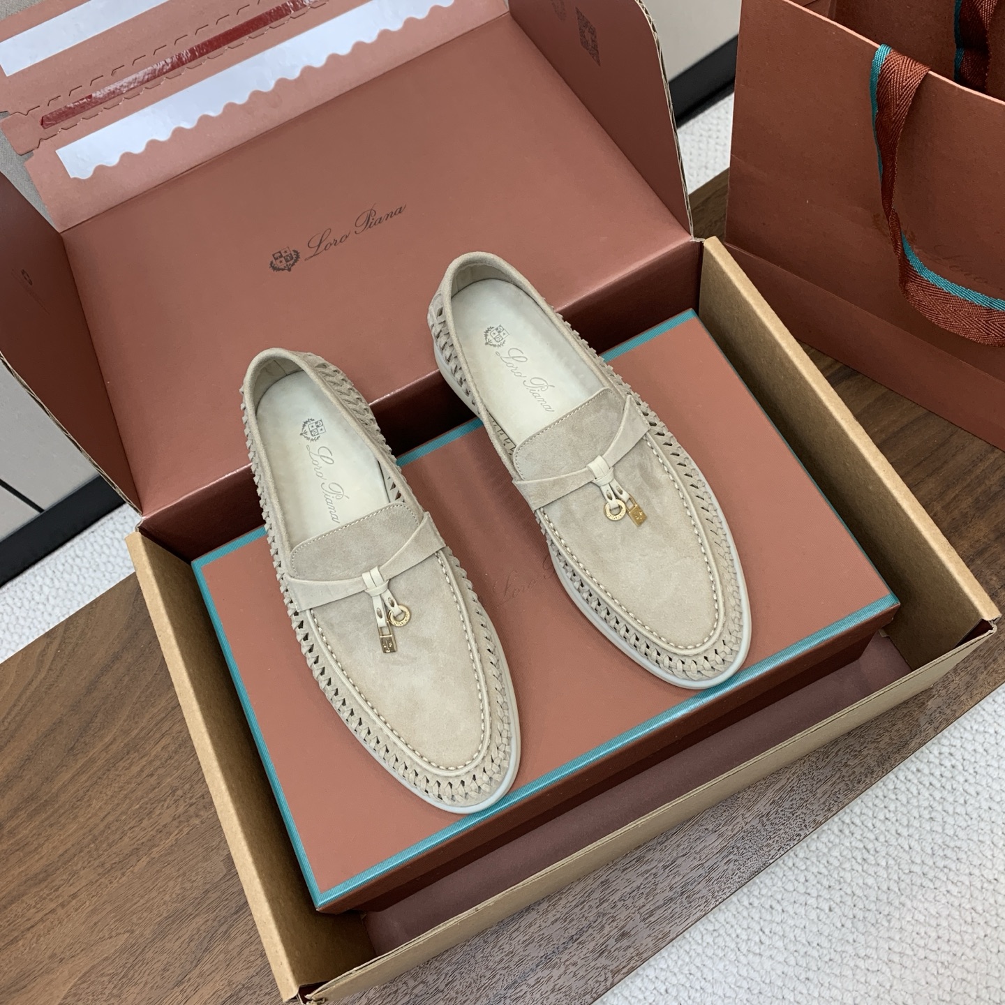 【Loro Piana】顶级版编织乐福鞋,原版一比一。品牌低调奢华柔软一贯纯色简约的设计风格。皮质柔软舒适度极高 材质: 【Loro Piana】顶级版编织乐福鞋,原版一比一。品牌低调奢华柔软一贯纯色简约的设计风格。皮质柔软舒适度极高 材质: