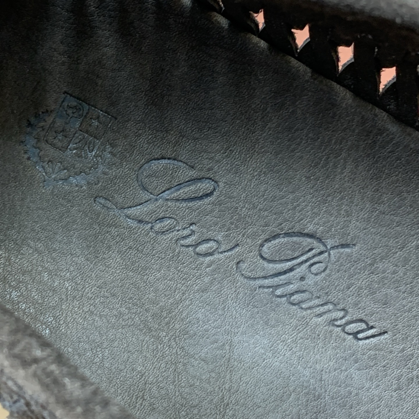 【Loro Piana】顶级版编织乐福鞋，原版一比一。品牌低调奢华柔软一贯纯色简约的设计风格。皮质柔软舒适度极高 材质：