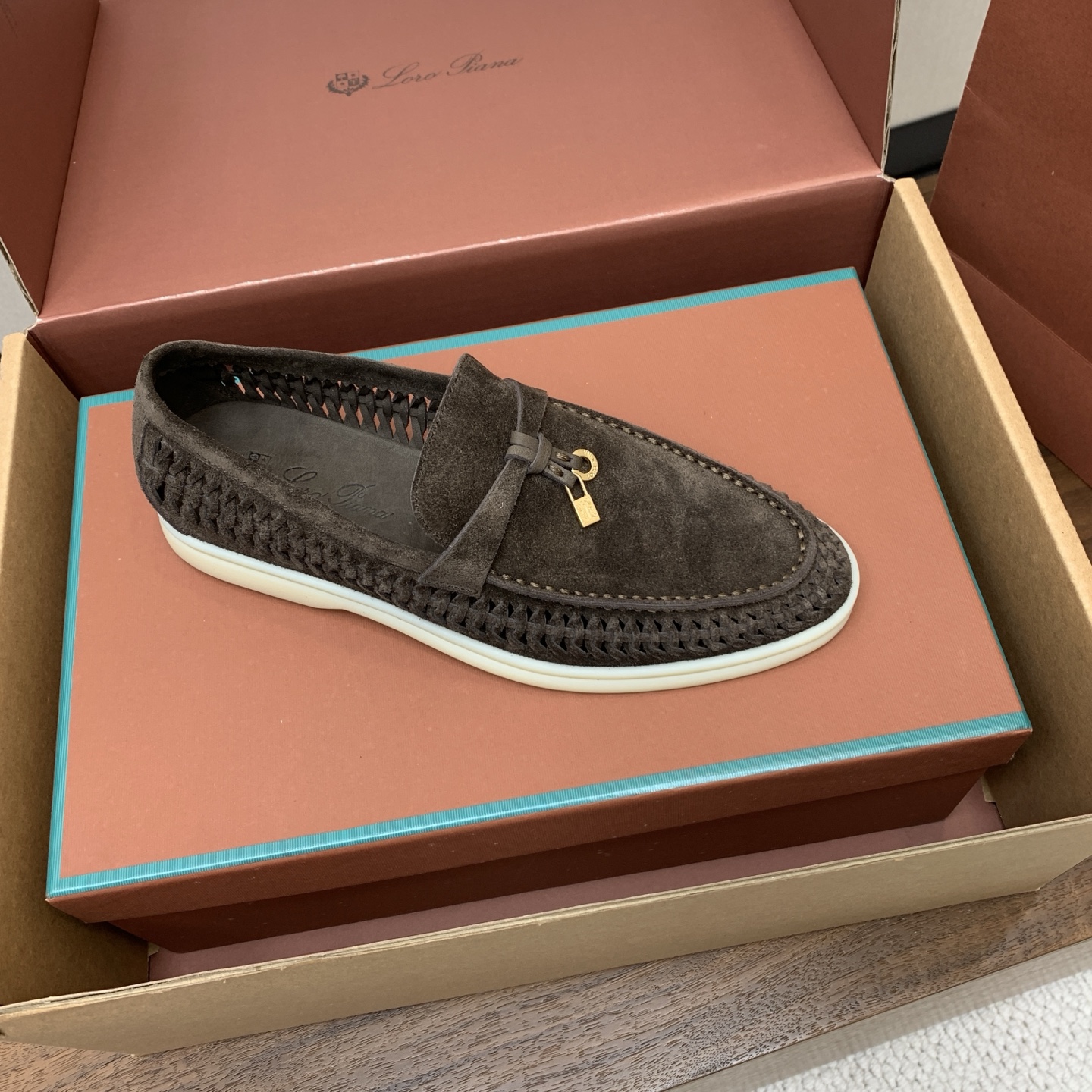 【Loro Piana】顶级版编织乐福鞋，原版一比一。品牌低调奢华柔软一贯纯色简约的设计风格。皮质柔软舒适度极高 材质：