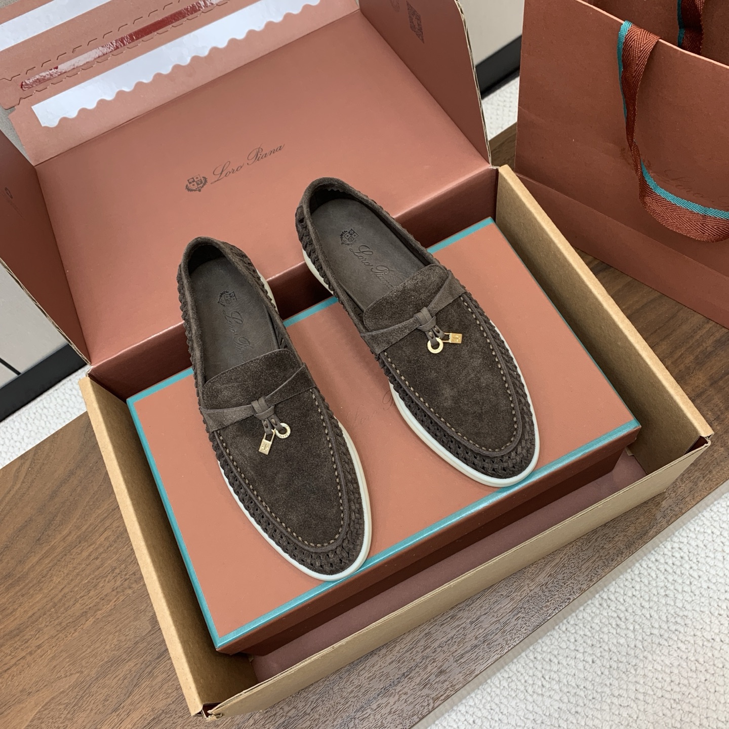 【Loro Piana】顶级版编织乐福鞋，原版一比一。品牌低调奢华柔软一贯纯色简约的设计风格。皮质柔软舒适度极高 材质：