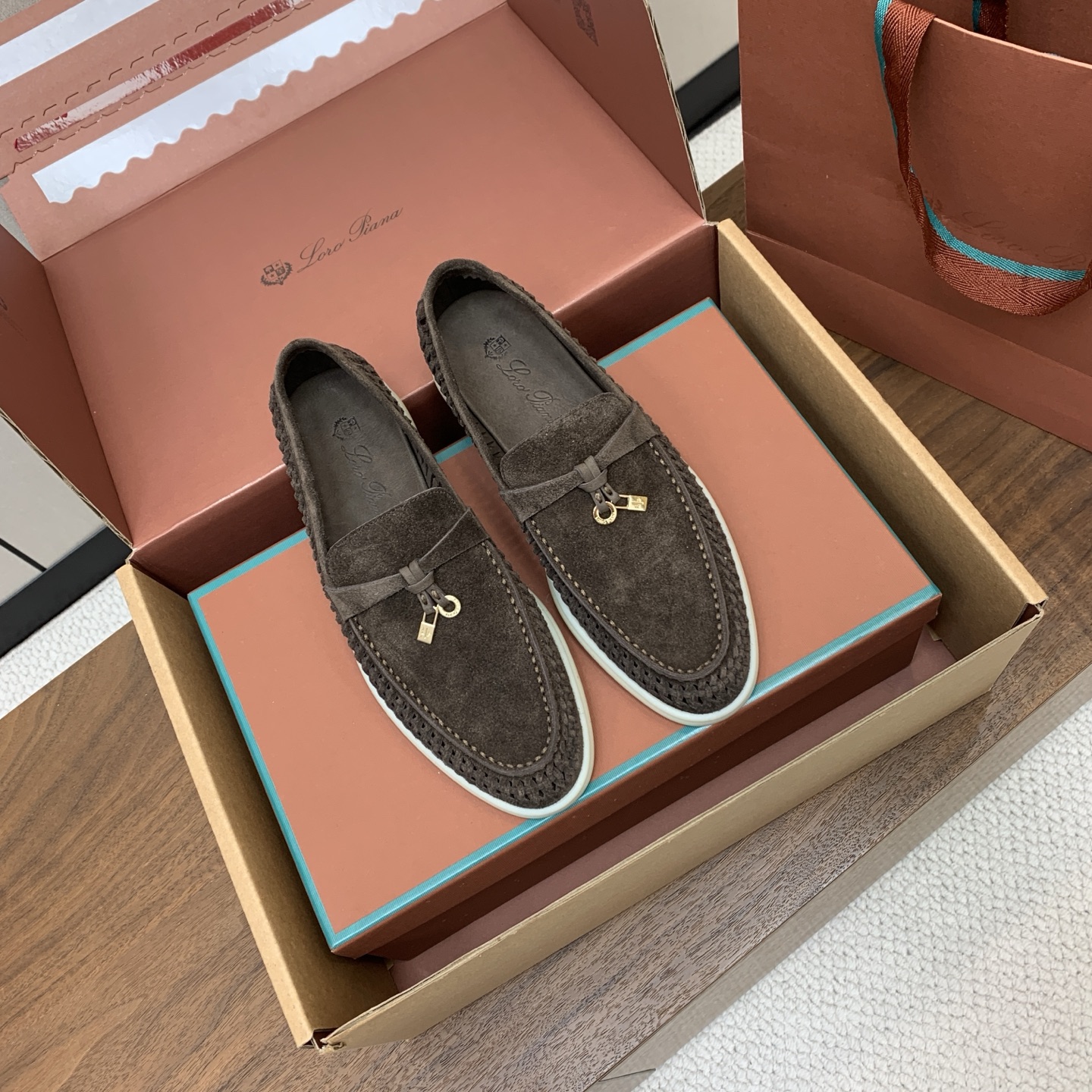 【Loro Piana】顶级版编织乐福鞋，原版一比一。品牌低调奢华柔软一贯纯色简约的设计风格。皮质柔软舒适度极高 材质：