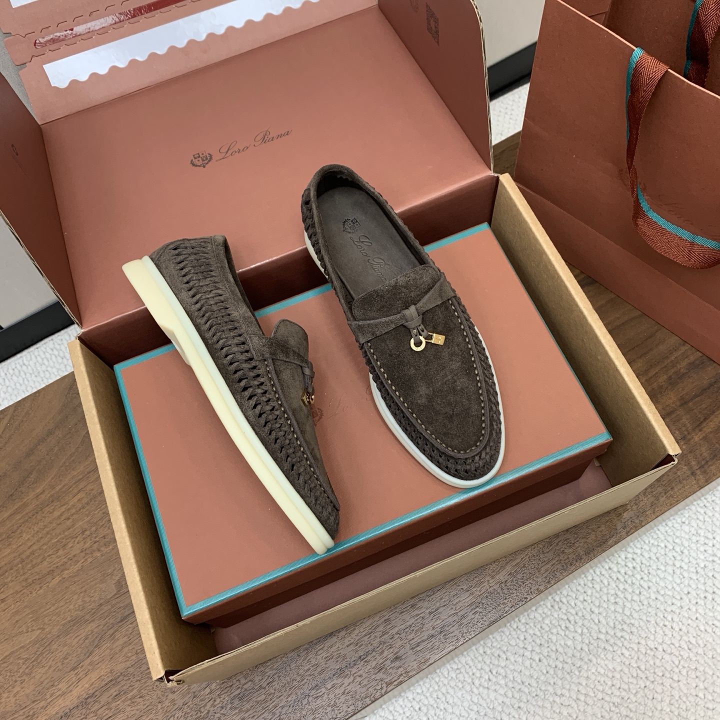 【Loro Piana】顶级版编织乐福鞋，原版一比一。品牌低调奢华柔软一贯纯色简约的设计风格。皮质柔软舒适度极高 材质：
