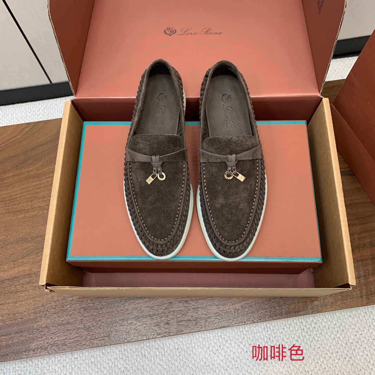 【Loro Piana】顶级版编织乐福鞋，原版一比一。品牌低调奢华柔软一贯纯色简约的设计风格。皮质柔软舒适度极高 材质：