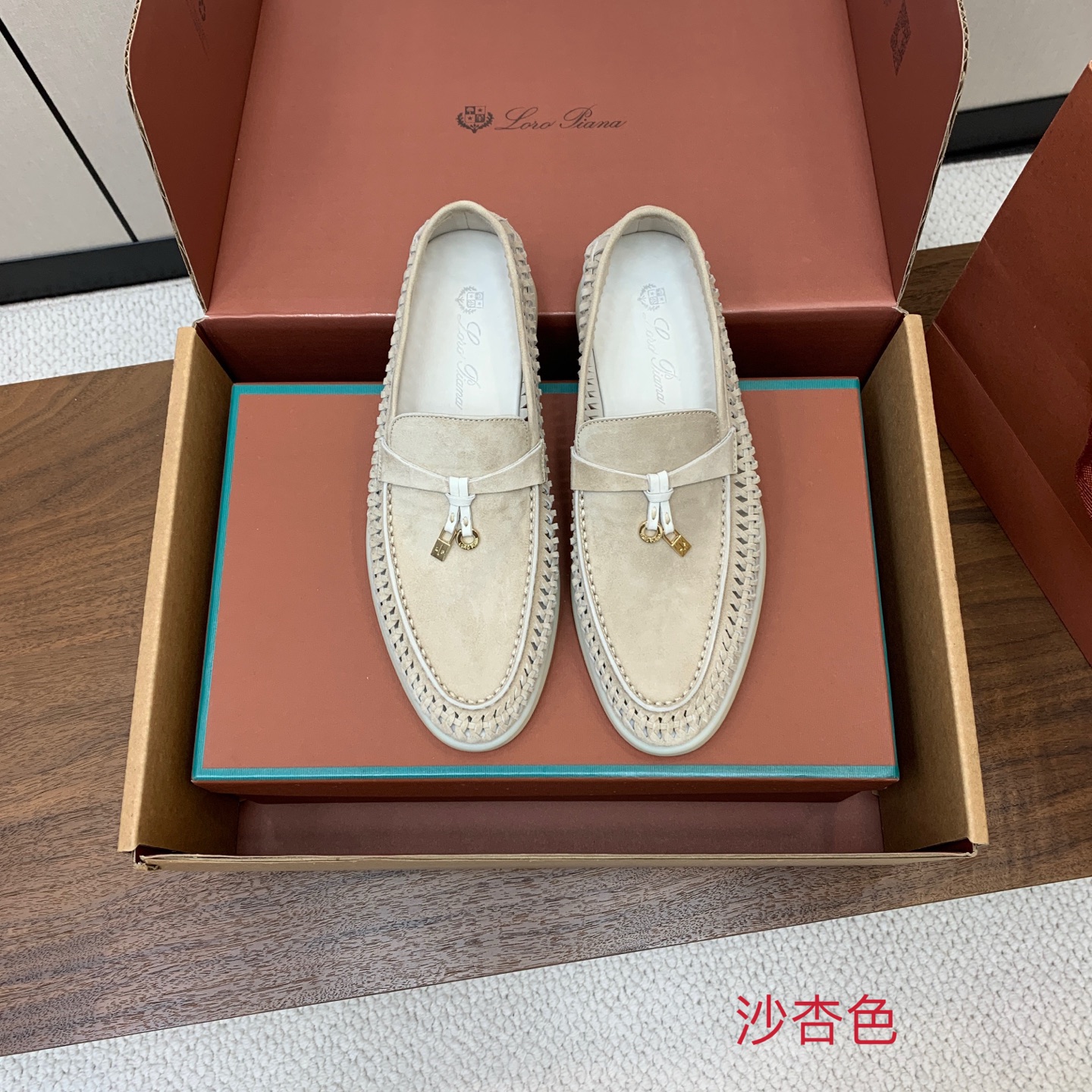 【Loro Piana】顶级版编织乐福鞋，原版一比一。品牌低调奢华柔软一贯纯色简约的设计风格。皮质柔软舒适度极高 材质：