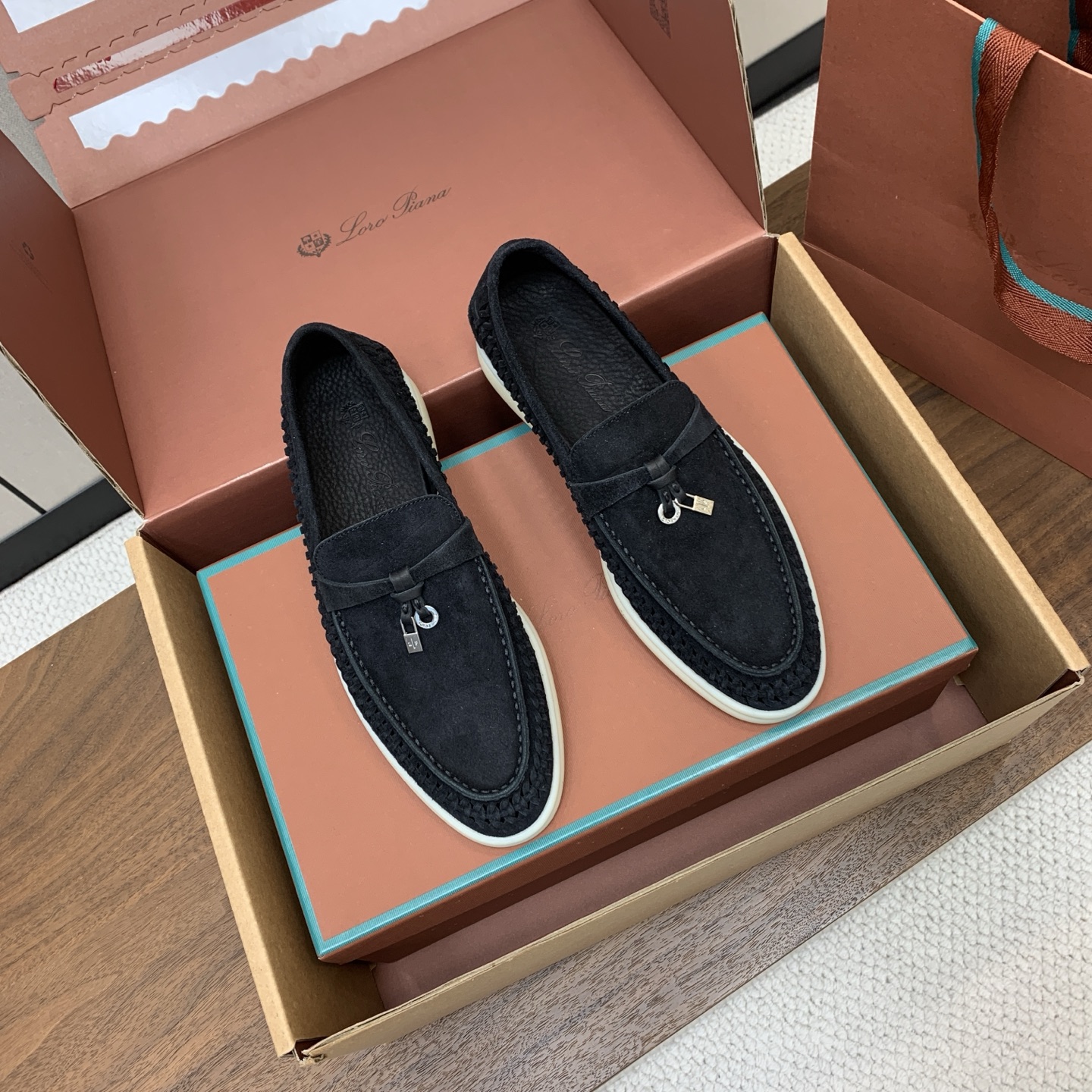 【Loro Piana】顶级版编织乐福鞋,原版一比一。品牌低调奢华柔软一贯纯色简约的设计风格。皮质柔软舒适度极高 材质: 【Loro Piana】顶级版编织乐福鞋,原版一比一。品牌低调奢华柔软一贯纯色简约的设计风格。皮质柔软舒适度极高 材质: