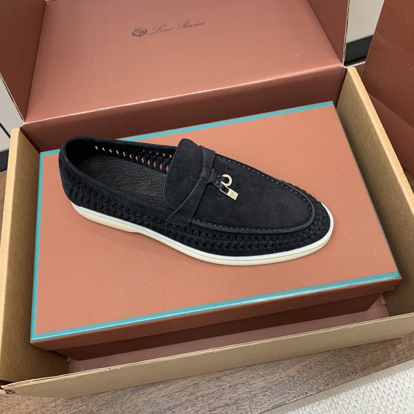 【Loro Piana】顶级版编织乐福鞋,原版一比一。品牌低调奢华柔软一贯纯色简约的设计风格。皮质柔软舒适度极高 材质: 【Loro Piana】顶级版编织乐福鞋,原版一比一。品牌低调奢华柔软一贯纯色简约的设计风格。皮质柔软舒适度极高 材质: