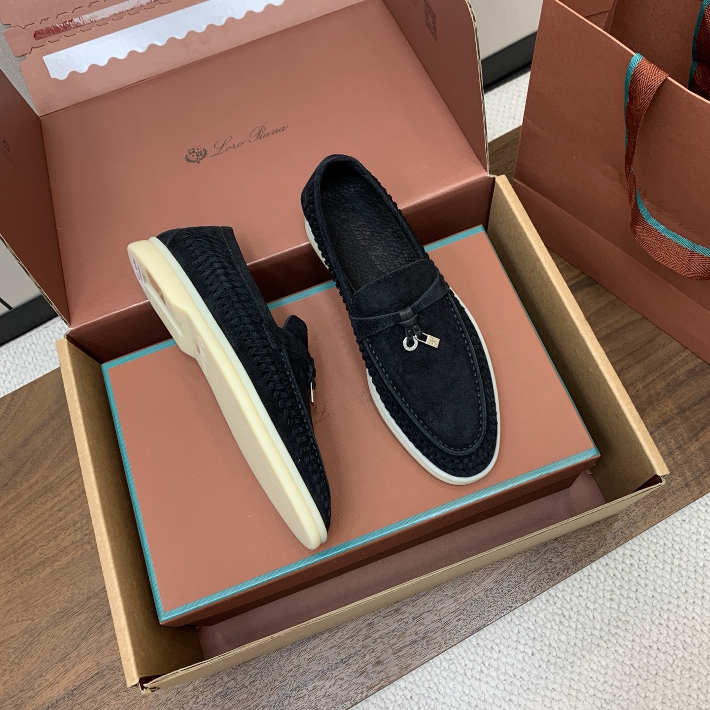 【Loro Piana】顶级版编织乐福鞋,原版一比一。品牌低调奢华柔软一贯纯色简约的设计风格。皮质柔软舒适度极高 材质: 【Loro Piana】顶级版编织乐福鞋,原版一比一。品牌低调奢华柔软一贯纯色简约的设计风格。皮质柔软舒适度极高 材质: