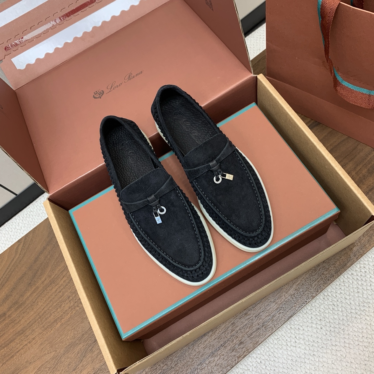 【Loro Piana】顶级版编织乐福鞋,原版一比一。品牌低调奢华柔软一贯纯色简约的设计风格。皮质柔软舒适度极高 材质: 【Loro Piana】顶级版编织乐福鞋,原版一比一。品牌低调奢华柔软一贯纯色简约的设计风格。皮质柔软舒适度极高 材质: