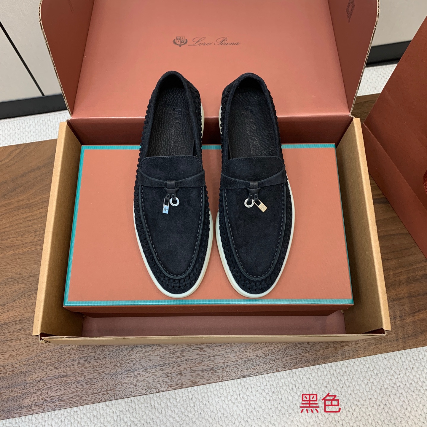 【Loro Piana】顶级版编织乐福鞋，原版一比一。品牌低调奢华柔软一贯纯色简约的设计风格。皮质柔软舒适度极高 材质：