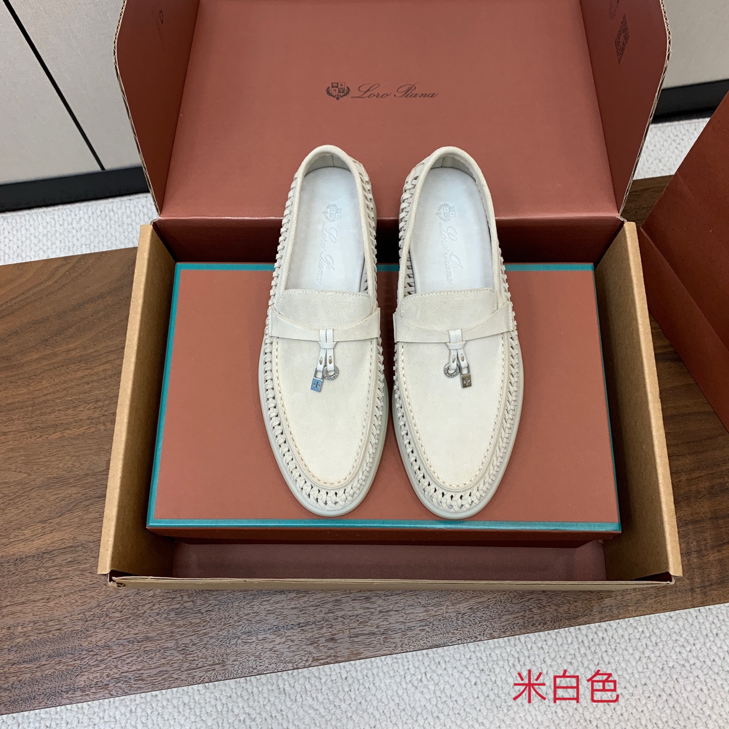 【Loro Piana】顶级版编织乐福鞋，原版一比一。品牌低调奢华柔软一贯纯色简约的设计风格。皮质柔软舒适度极高 材质：
