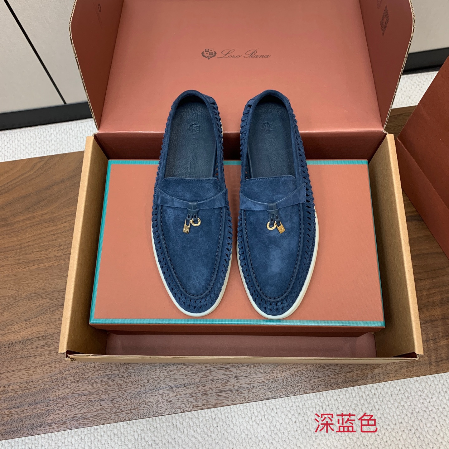 【Loro Piana】顶级版编织乐福鞋，原版一比一。品牌低调奢华柔软一贯纯色简约的设计风格。皮质柔软舒适度极高 材质：