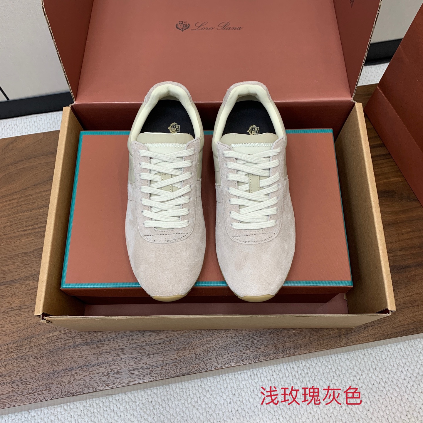 【Loro Piana】顶级版情侣款德训鞋。原版一比一。品牌低调奢华柔软一贯纯色简约的设计风格。皮质柔软舒适度极高 材质