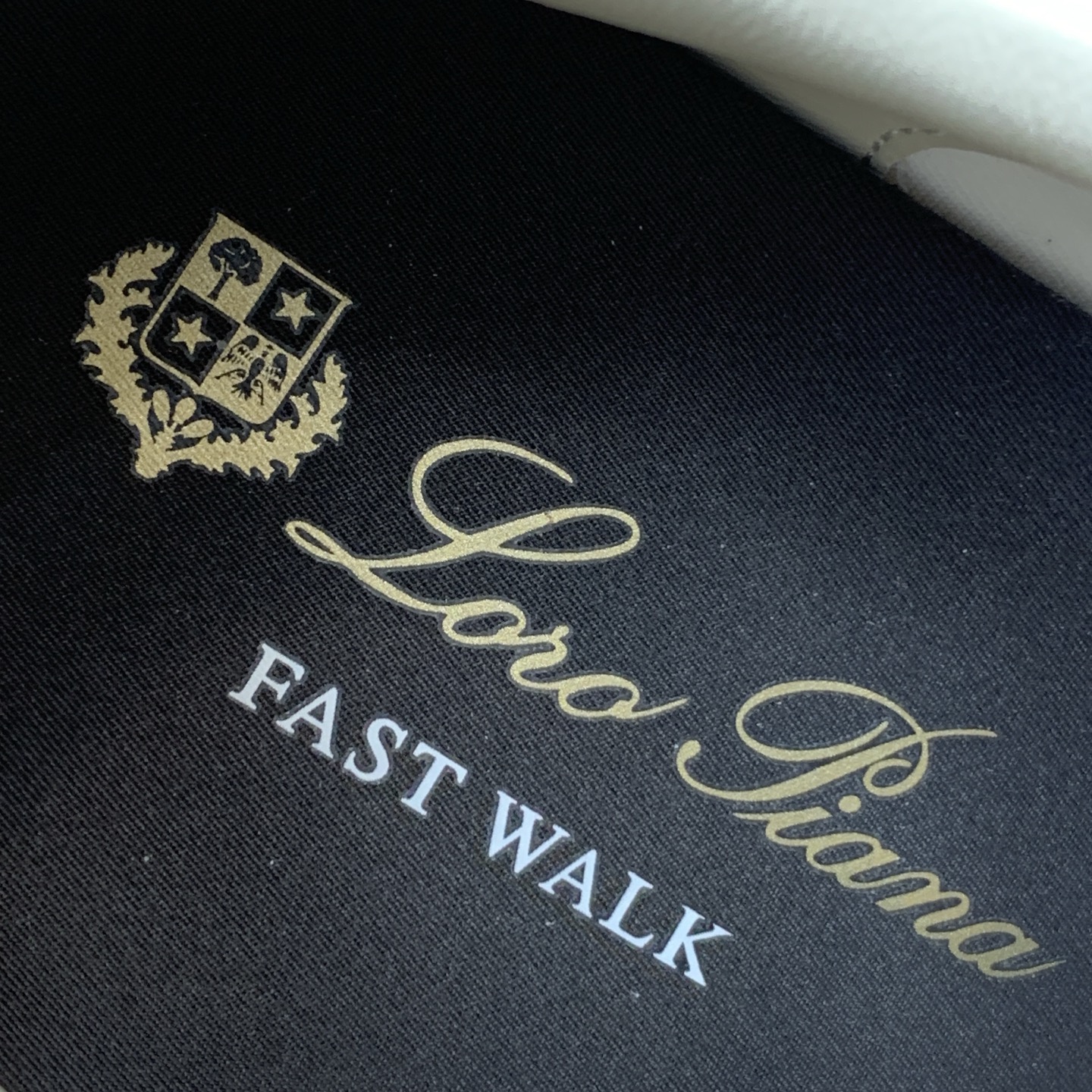 【Loro Piana】顶级版情侣款德训鞋。原版一比一。品牌低调奢华柔软一贯纯色简约的设计风格。皮质柔软舒适度极高 材质