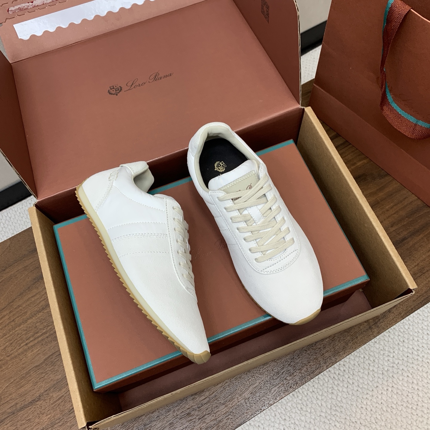 【Loro Piana】顶级版情侣款德训鞋。原版一比一。品牌低调奢华柔软一贯纯色简约的设计风格。皮质柔软舒适度极高 材质