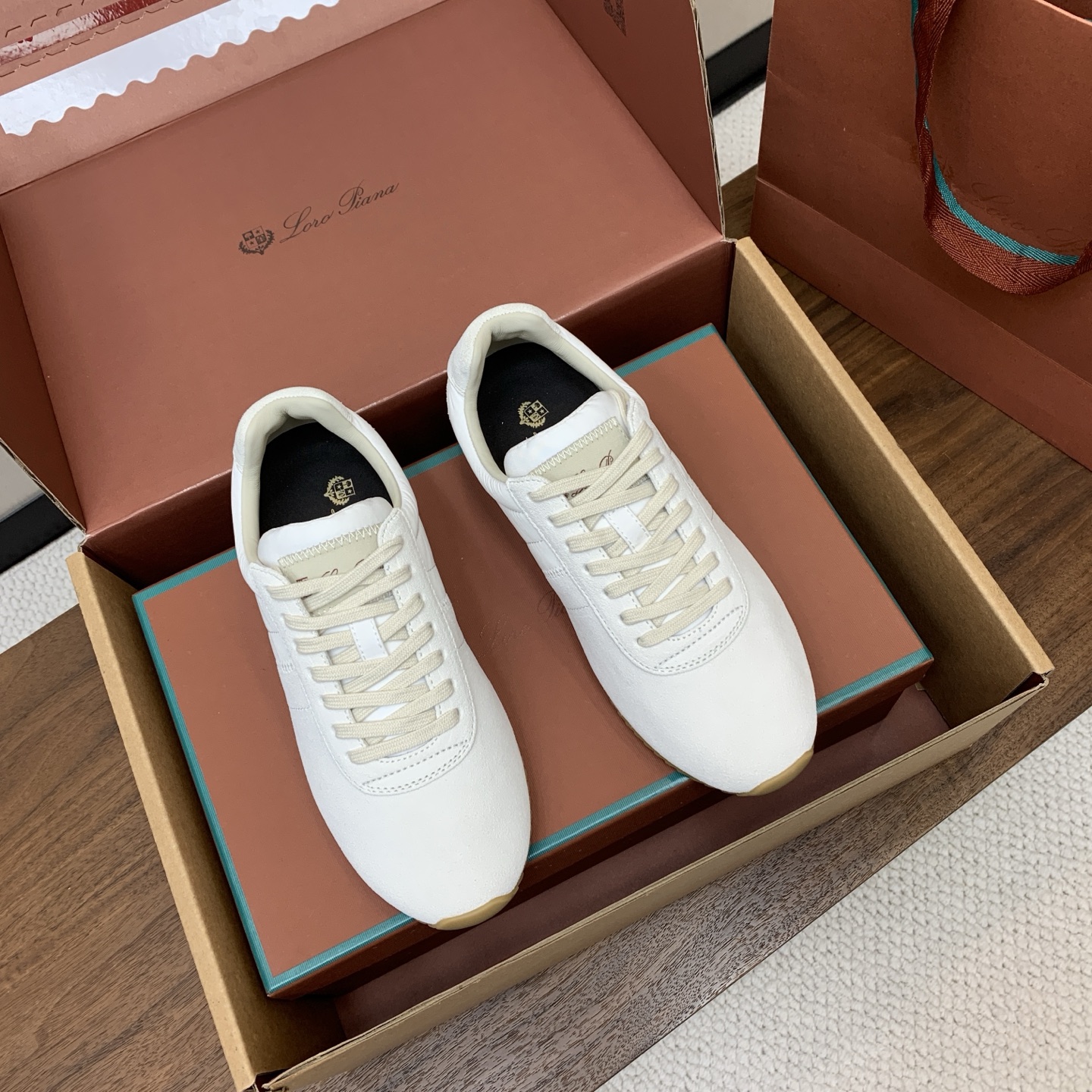 【Loro Piana】顶级版情侣款德训鞋。原版一比一。品牌低调奢华柔软一贯纯色简约的设计风格。皮质柔软舒适度极高 材质