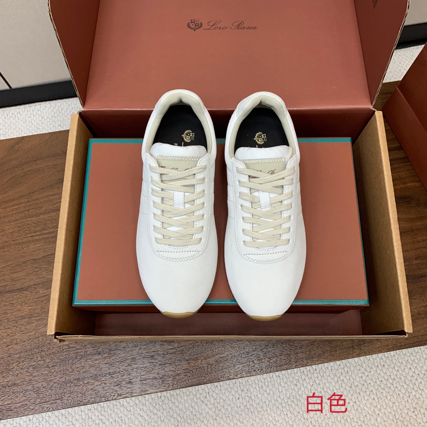 【Loro Piana】顶级版情侣款德训鞋。原版一比一。品牌低调奢华柔软一贯纯色简约的设计风格。皮质柔软舒适度极高 材质
