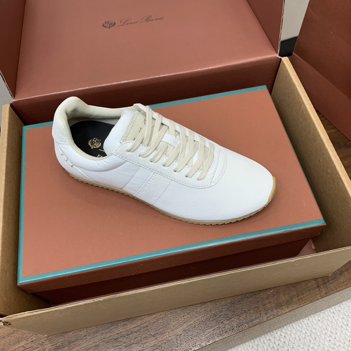 【Loro Piana】顶级版情侣款德训鞋。原版一比一。品牌低调奢华柔软一贯纯色简约的设计风格。皮质柔软舒适度极高 材质