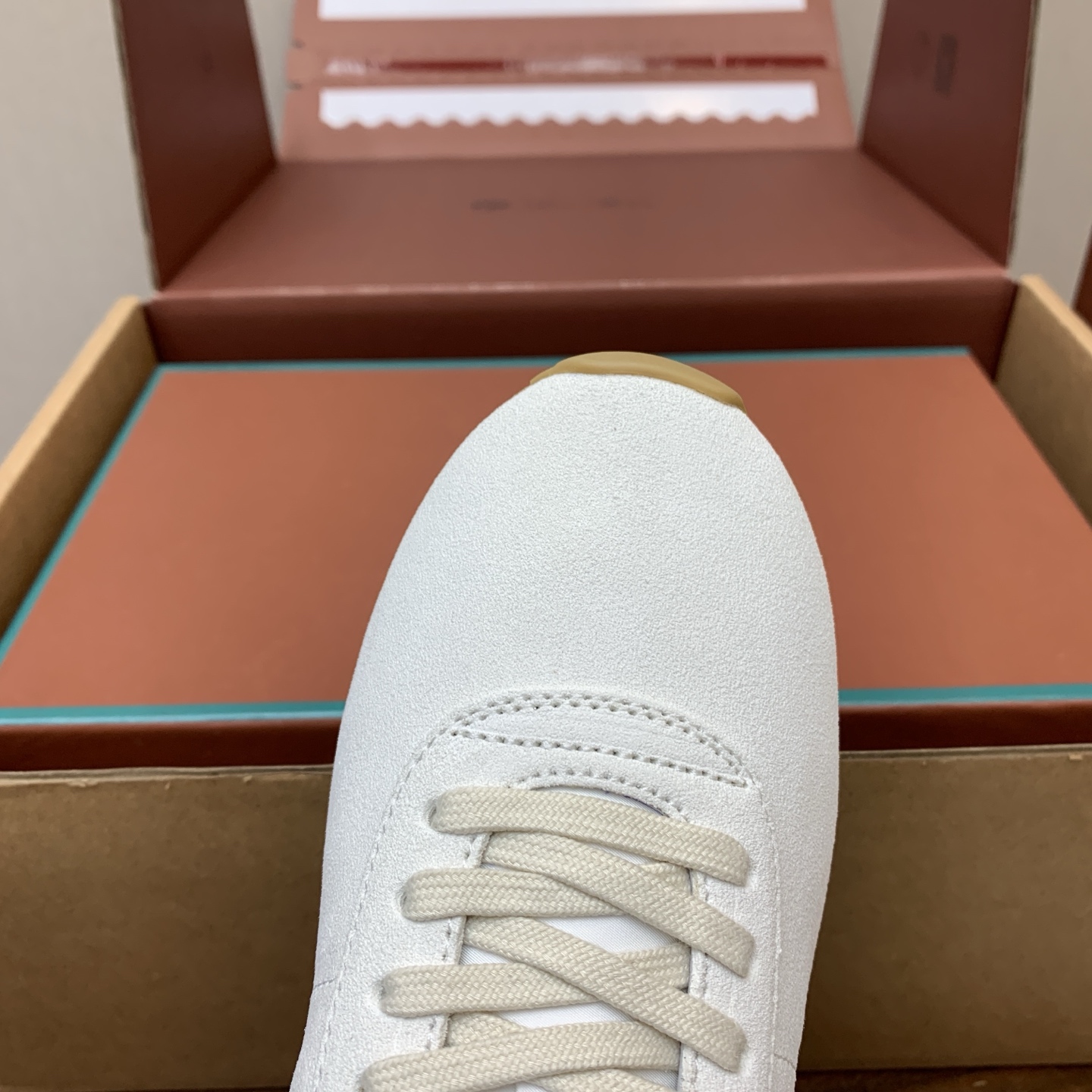 【Loro Piana】顶级版情侣款德训鞋。原版一比一。品牌低调奢华柔软一贯纯色简约的设计风格。皮质柔软舒适度极高 材质