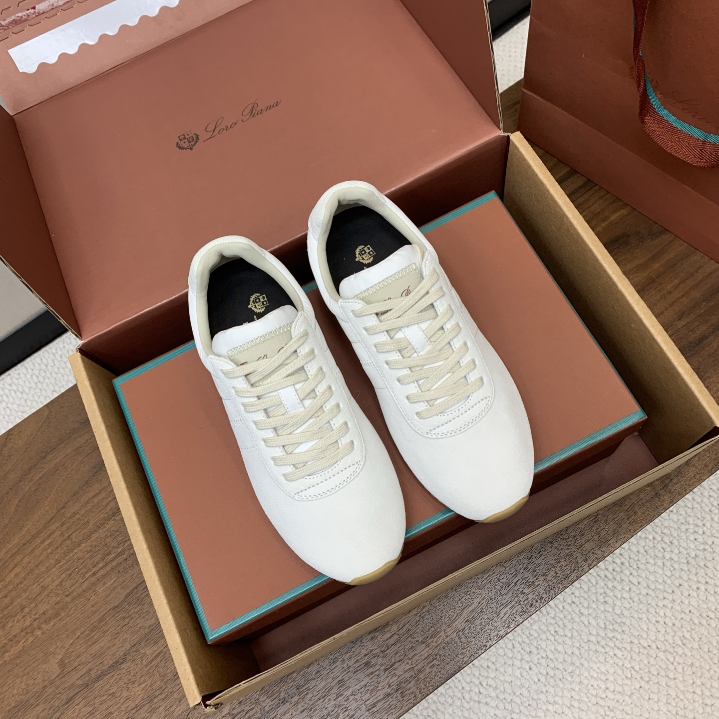 【Loro Piana】顶级版情侣款德训鞋。原版一比一。品牌低调奢华柔软一贯纯色简约的设计风格。皮质柔软舒适度极高 材质
