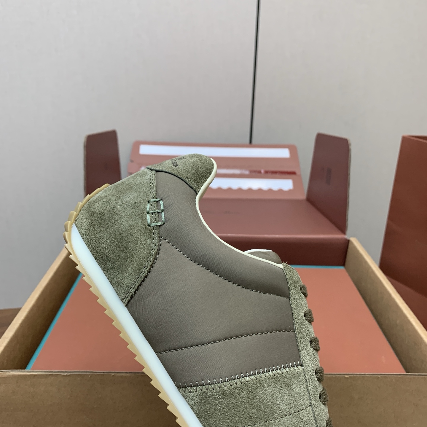 【Loro Piana】顶级版情侣款德训鞋。原版一比一。品牌低调奢华柔软一贯纯色简约的设计风格。皮质柔软舒适度极高 材质 【Loro Piana】顶级版情侣款德训鞋。原版一比一。品牌低调奢华柔软一贯纯色简约的设计风格。皮质柔软舒适度极高 材质