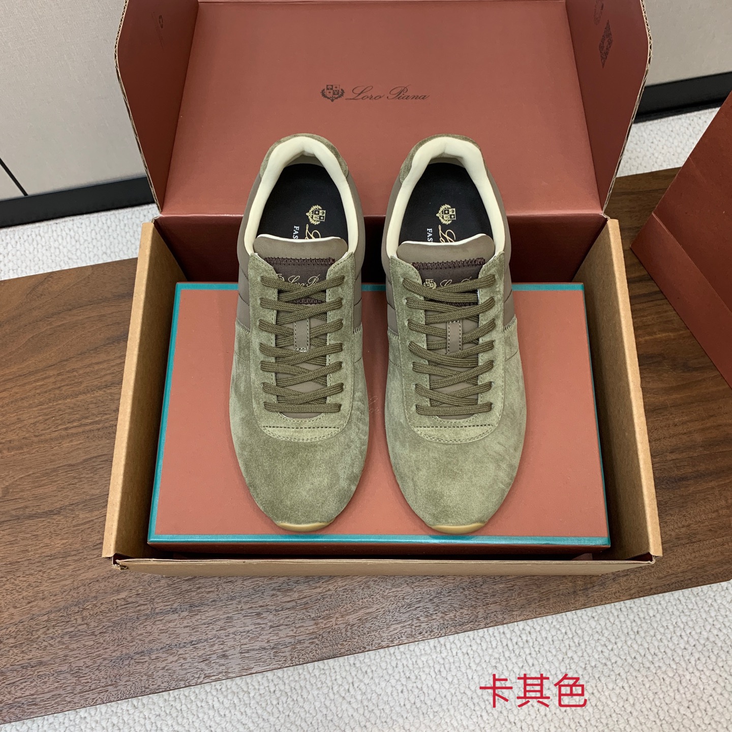 【Loro Piana】顶级版情侣款德训鞋。原版一比一。品牌低调奢华柔软一贯纯色简约的设计风格。皮质柔软舒适度极高 材质