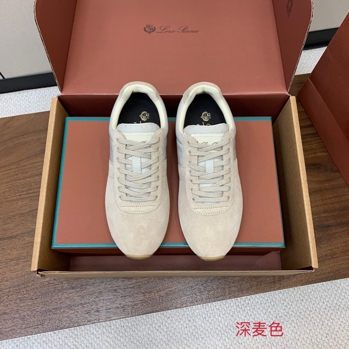 【Loro Piana】顶级版情侣款德训鞋。原版一比一。品牌低调奢华柔软一贯纯色简约的设计风格。皮质柔软舒适度极高 材质