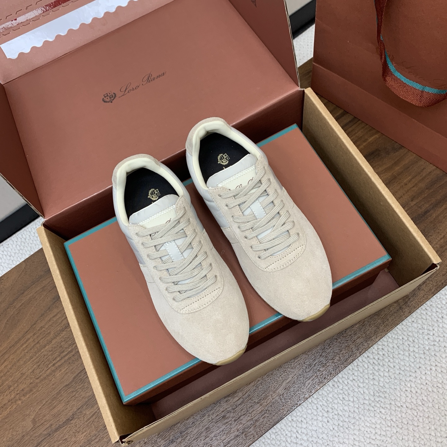 【Loro Piana】顶级版情侣款德训鞋。原版一比一。品牌低调奢华柔软一贯纯色简约的设计风格。皮质柔软舒适度极高 材质 【Loro Piana】顶级版情侣款德训鞋。原版一比一。品牌低调奢华柔软一贯纯色简约的设计风格。皮质柔软舒适度极高 材质
