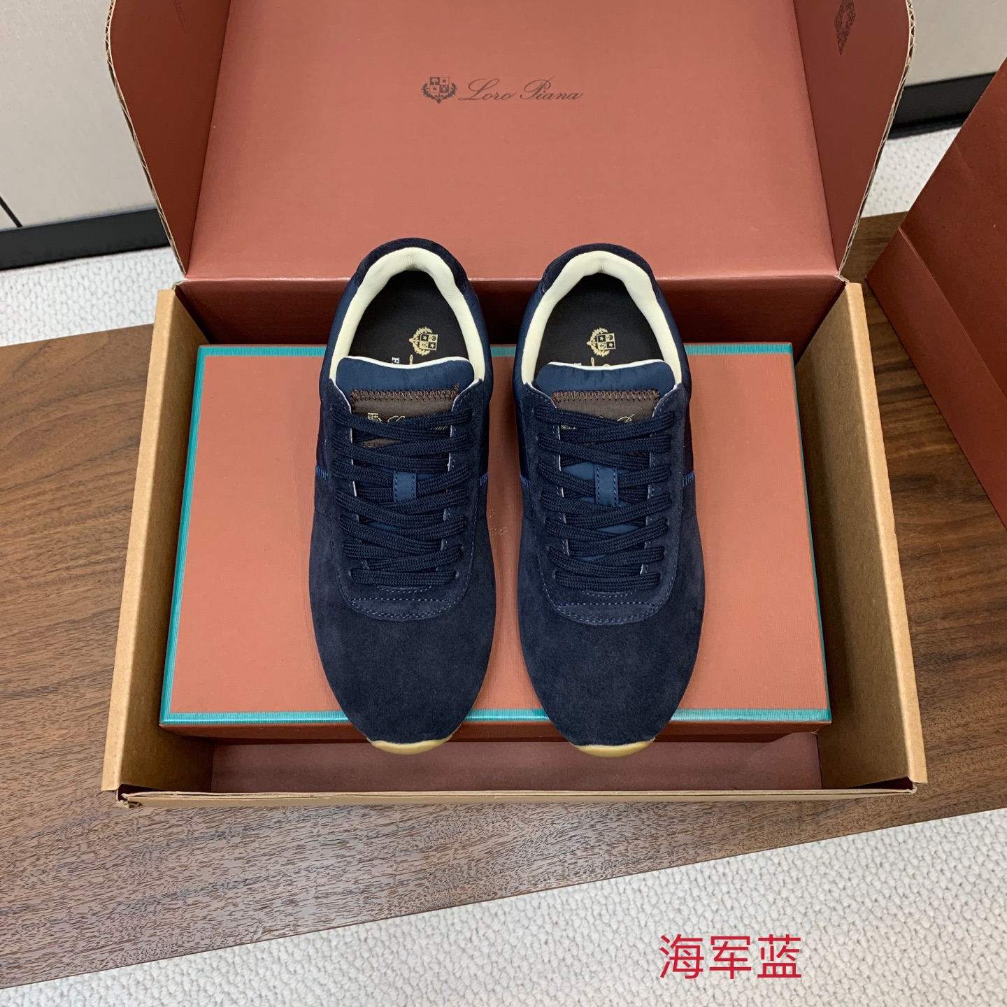 【Loro Piana】顶级版情侣款德训鞋。原版一比一。品牌低调奢华柔软一贯纯色简约的设计风格。皮质柔软舒适度极高 材质