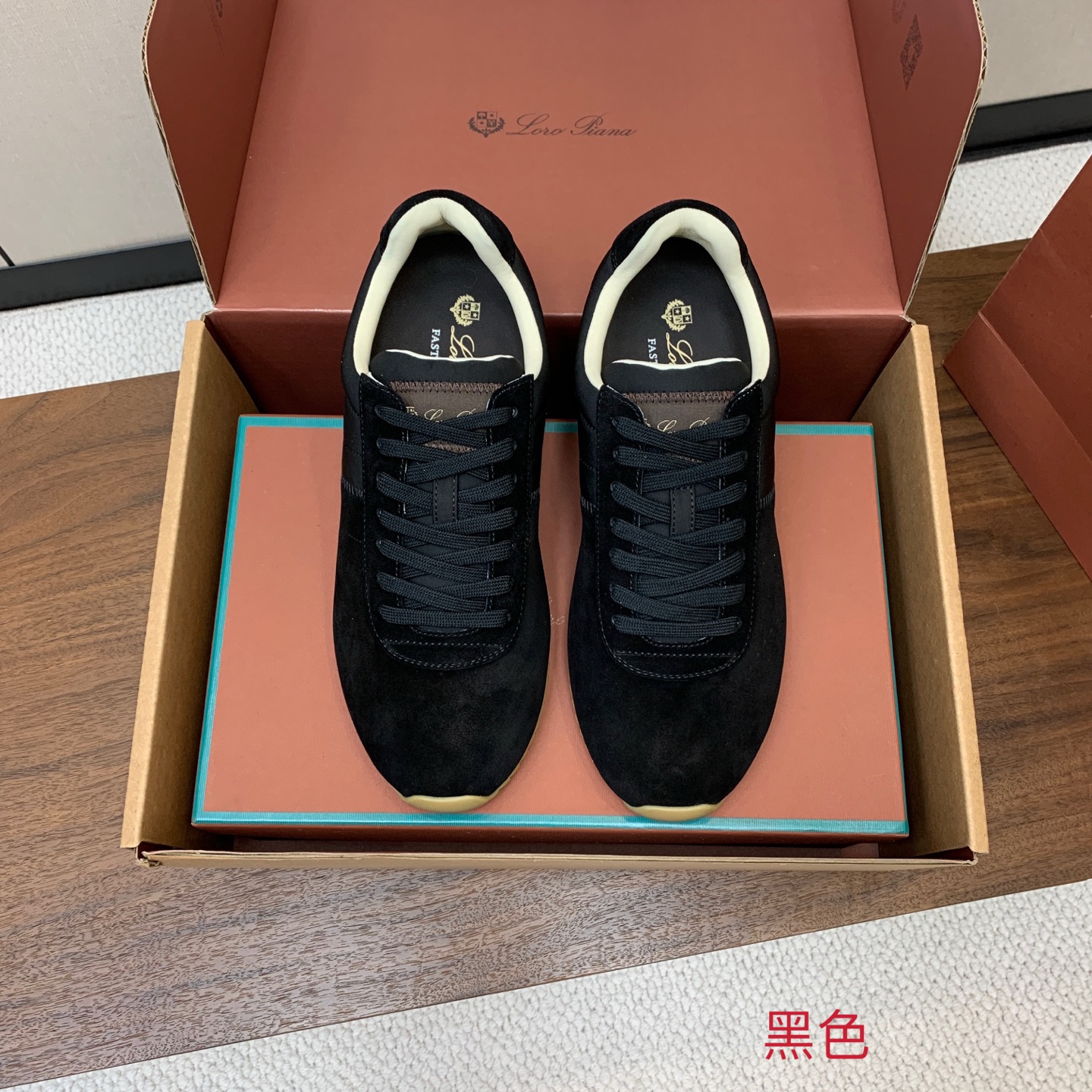 【Loro Piana】顶级版情侣款德训鞋。原版一比一。品牌低调奢华柔软一贯纯色简约的设计风格。皮质柔软舒适度极高 材质