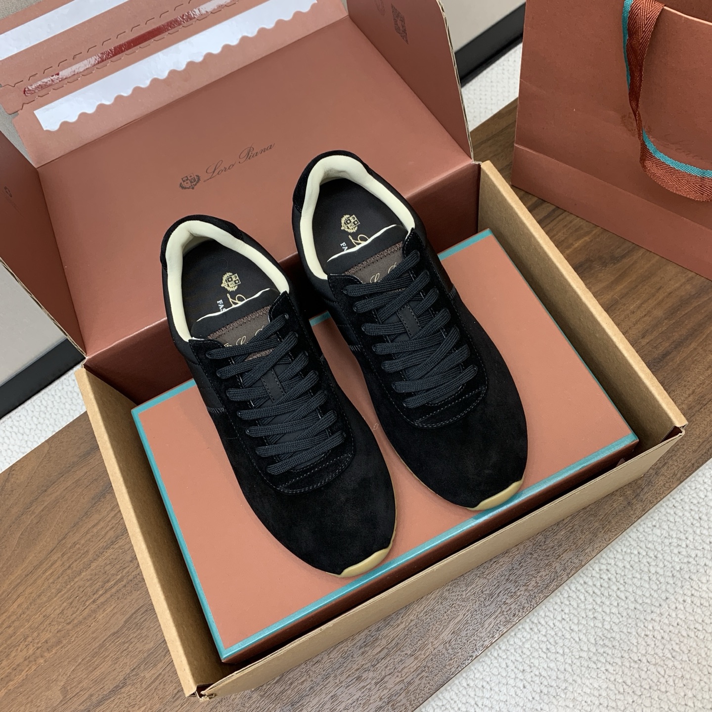 【Loro Piana】顶级版情侣款德训鞋。原版一比一。品牌低调奢华柔软一贯纯色简约的设计风格。皮质柔软舒适度极高 材质 【Loro Piana】顶级版情侣款德训鞋。原版一比一。品牌低调奢华柔软一贯纯色简约的设计风格。皮质柔软舒适度极高 材质