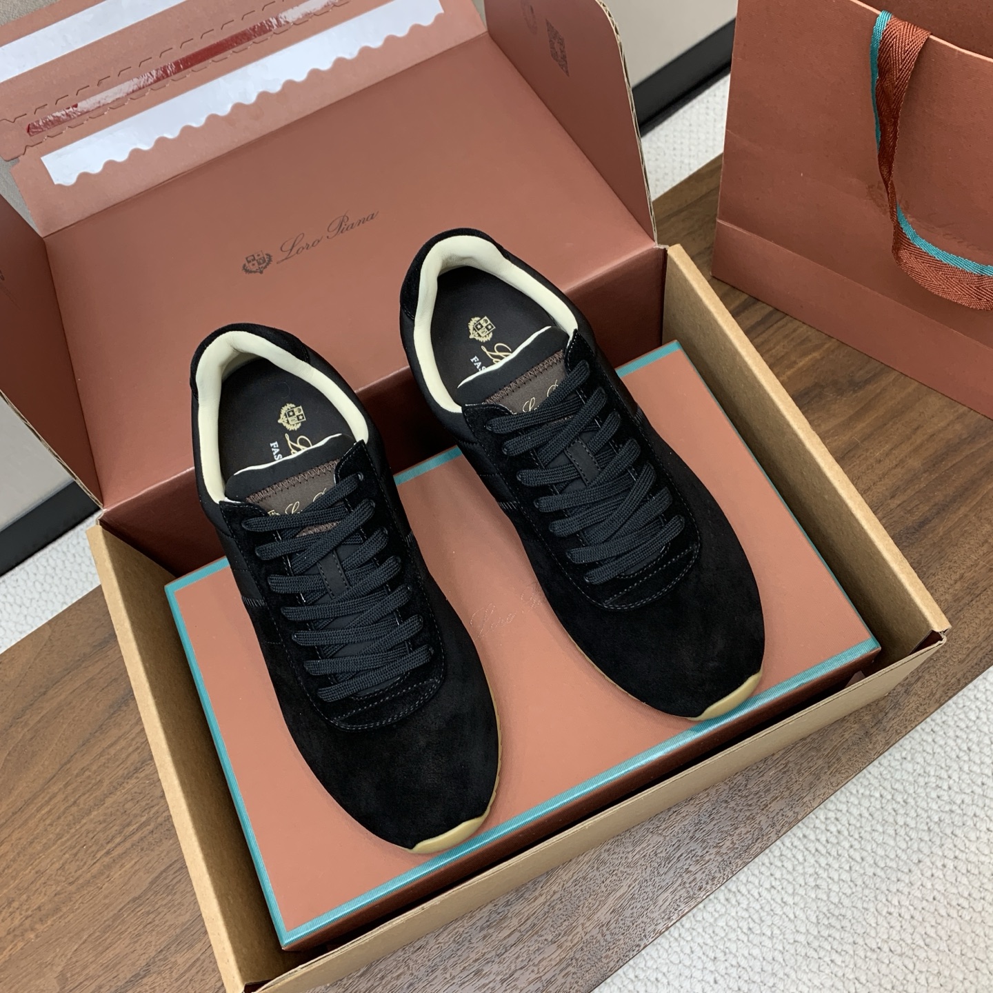 【Loro Piana】顶级版情侣款德训鞋。原版一比一。品牌低调奢华柔软一贯纯色简约的设计风格。皮质柔软舒适度极高 材质 【Loro Piana】顶级版情侣款德训鞋。原版一比一。品牌低调奢华柔软一贯纯色简约的设计风格。皮质柔软舒适度极高 材质