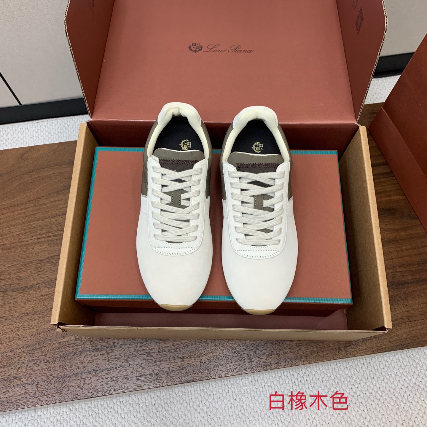 【Loro Piana】顶级版情侣款德训鞋。原版一比一。品牌低调奢华柔软一贯纯色简约的设计风格。皮质柔软舒适度极高 材质
