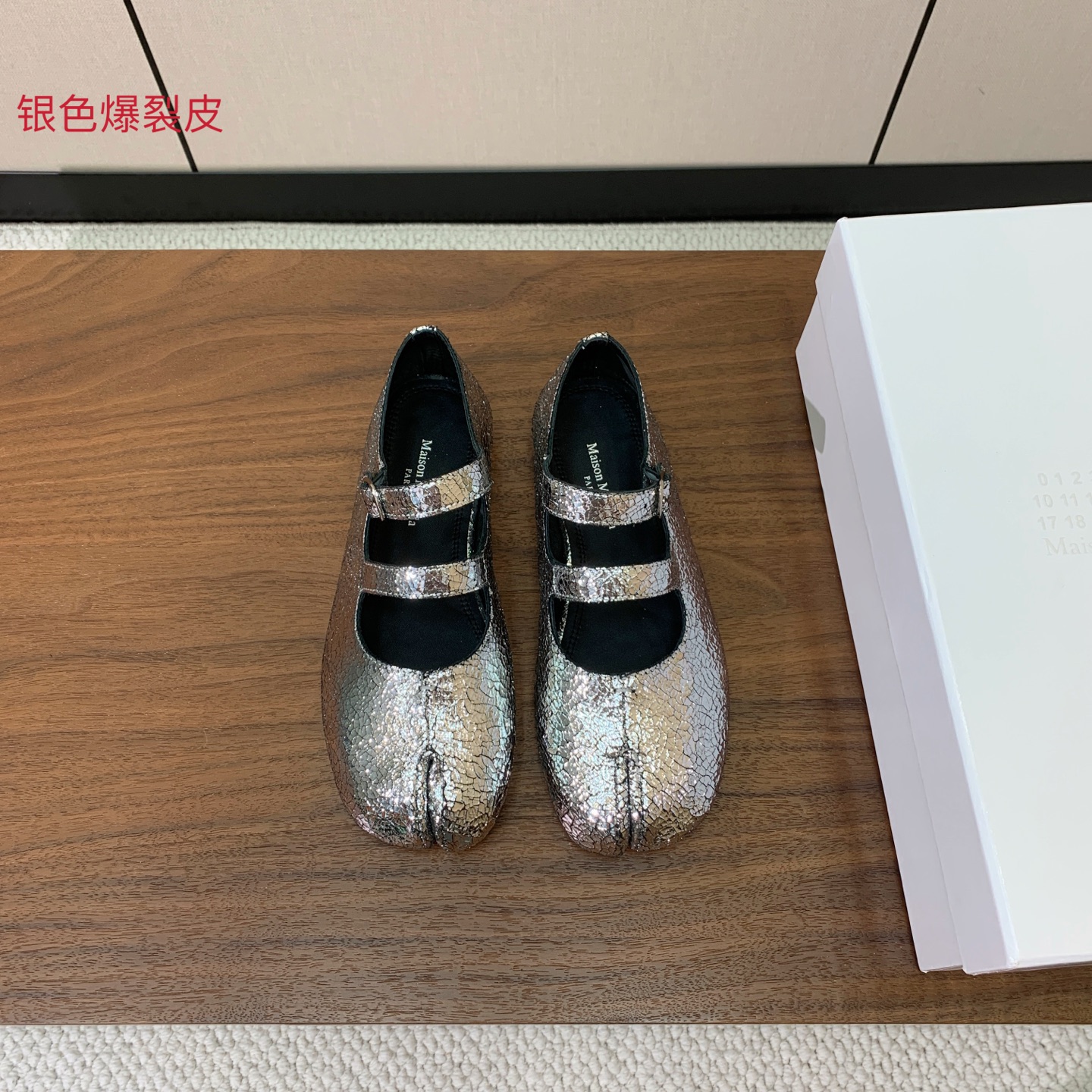 【Maison Margie*a】玛吉拉分趾单鞋。复古韵味，显瘦百搭。鞋面原版植柔羊皮、爆裂皮。羊皮内里及垫脚。真皮大底