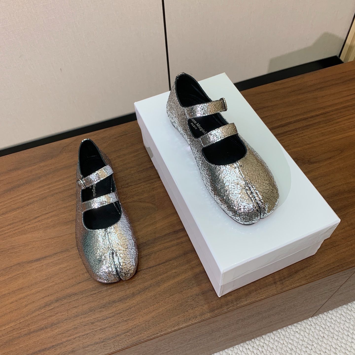 【Maison Margie*a】玛吉拉分趾单鞋。复古韵味，显瘦百搭。鞋面原版植柔羊皮、爆裂皮。羊皮内里及垫脚。真皮大底
