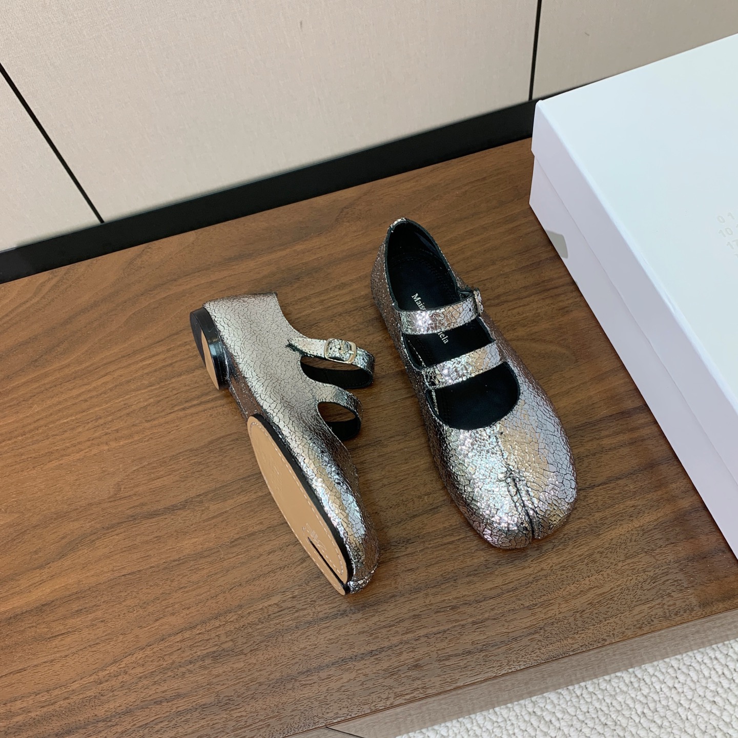 【Maison Margie*a】玛吉拉分趾单鞋。复古韵味，显瘦百搭。鞋面原版植柔羊皮、爆裂皮。羊皮内里及垫脚。真皮大底