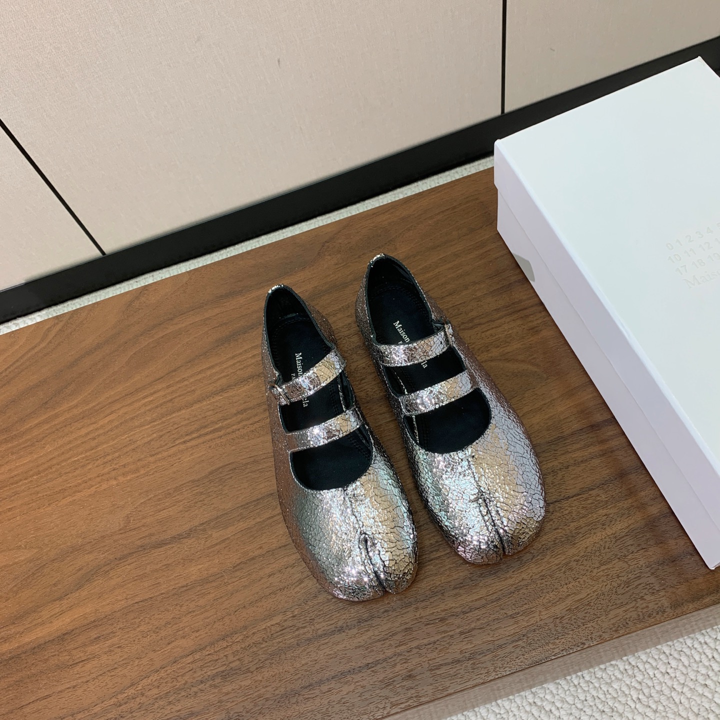 【Maison Margie*a】玛吉拉分趾单鞋。复古韵味，显瘦百搭。鞋面原版植柔羊皮、爆裂皮。羊皮内里及垫脚。真皮大底