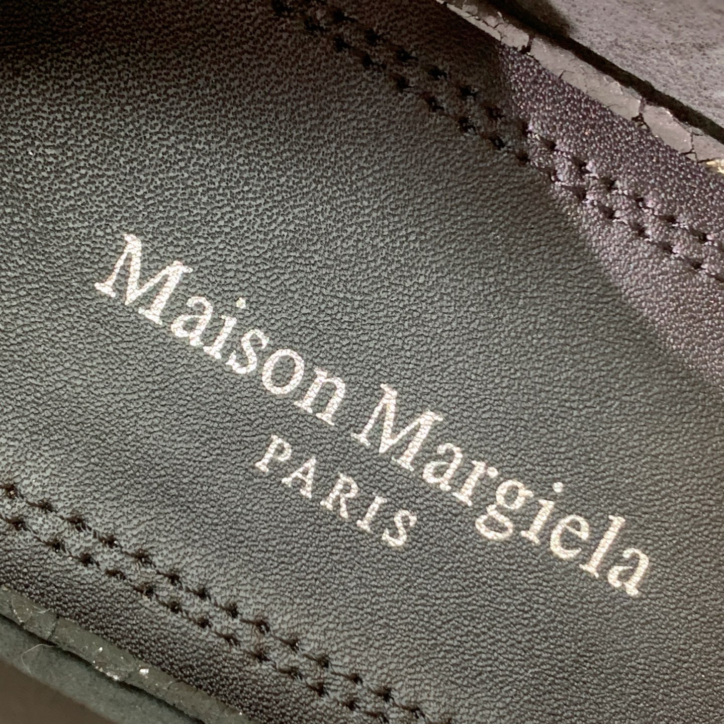 【Maison Margie*a】玛吉拉分趾单鞋。复古韵味，显瘦百搭。鞋面原版植柔羊皮、爆裂皮。羊皮内里及垫脚。真皮大底