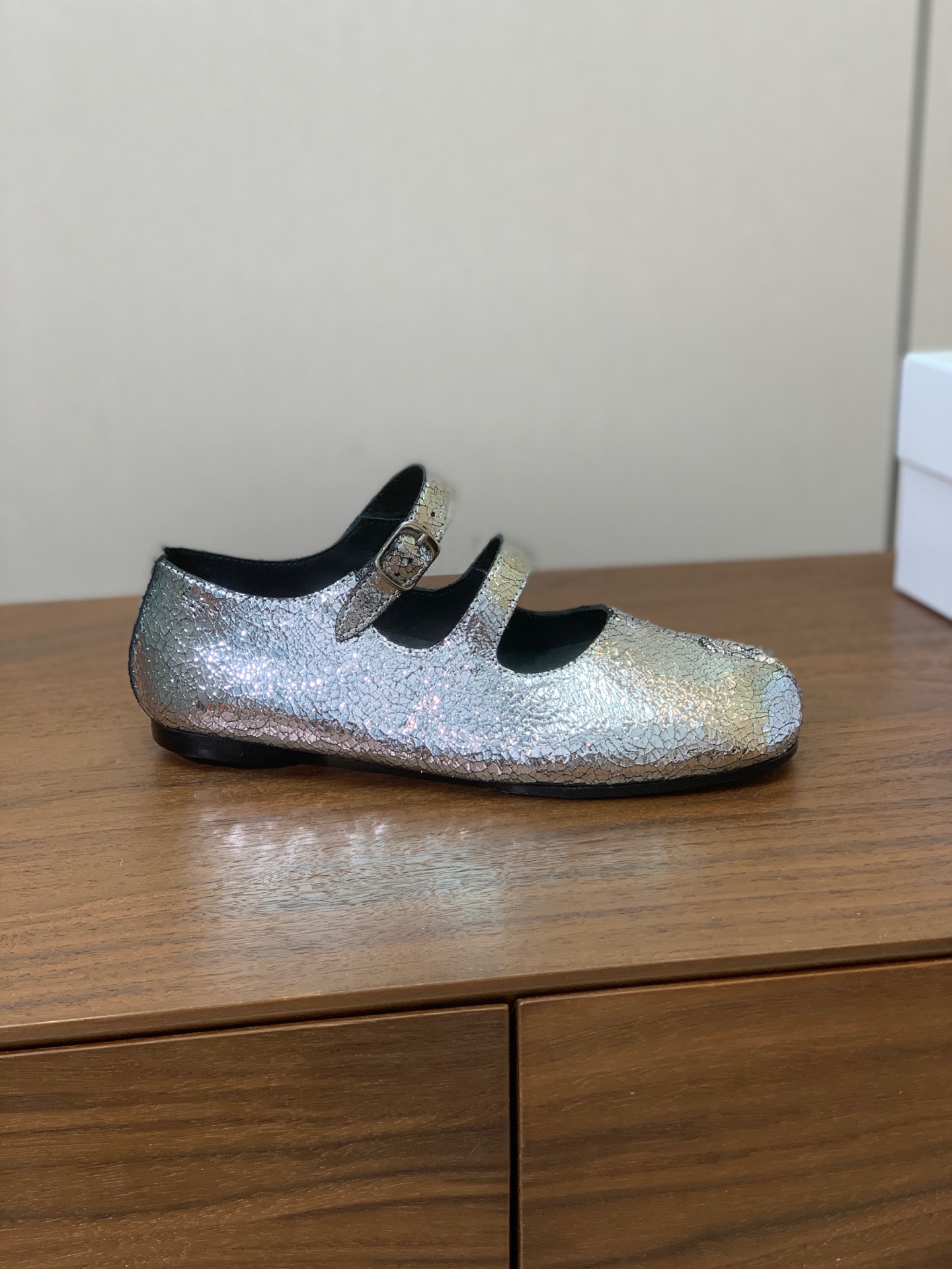 【Maison Margie*a】玛吉拉分趾单鞋。复古韵味，显瘦百搭。鞋面原版植柔羊皮、爆裂皮。羊皮内里及垫脚。真皮大底