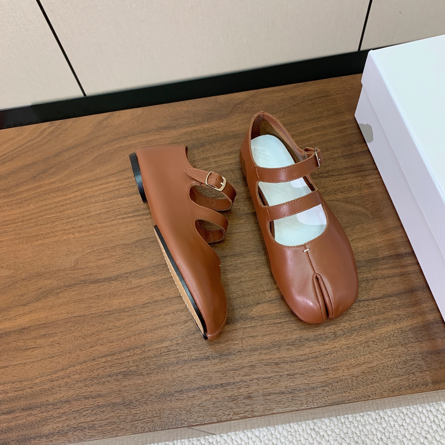 【Maison Margie*a】玛吉拉分趾单鞋。复古韵味，显瘦百搭。鞋面原版植柔羊皮、爆裂皮。羊皮内里及垫脚。真皮大底