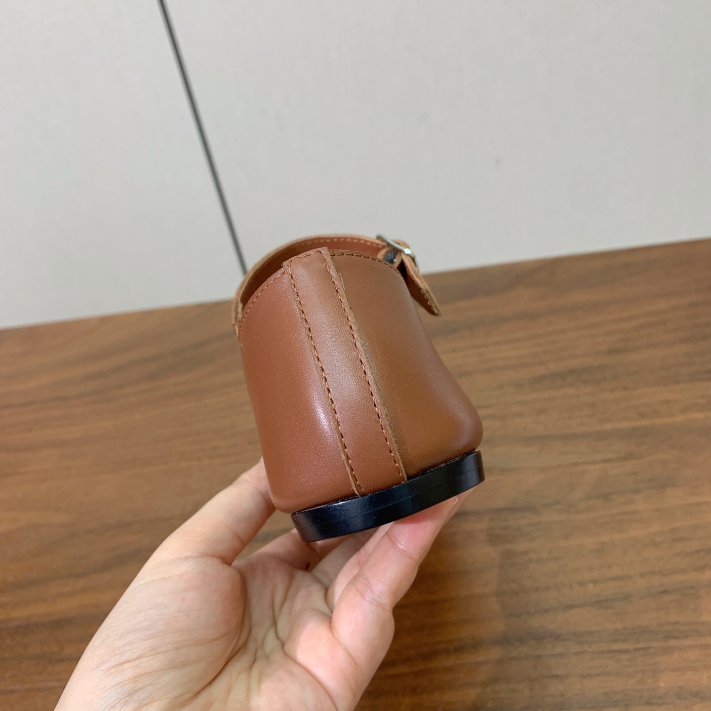 【Maison Margie*a】玛吉拉分趾单鞋。复古韵味，显瘦百搭。鞋面原版植柔羊皮、爆裂皮。羊皮内里及垫脚。真皮大底